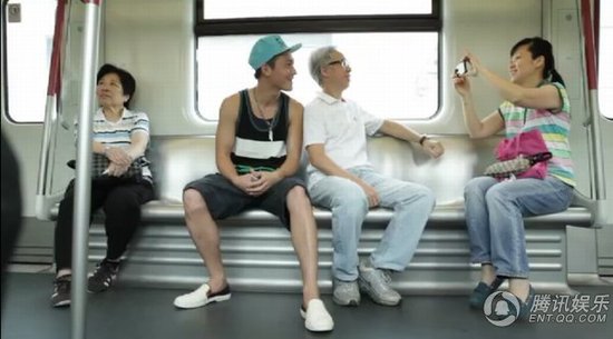 陈冠希录节目人气十足 地铁遇爷爷级粉丝亲密合影