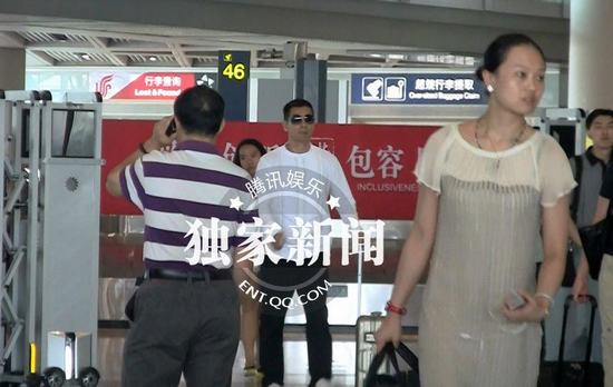 赵文卓回京变“型男” 陪妻子吃饭秀恩爱