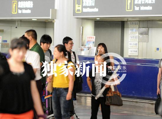 韩庚密会“富二代”江铠同 幸福甜蜜回家