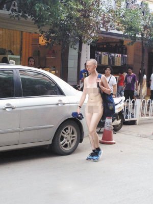 一名外国女子一丝不挂在散步 网络截图