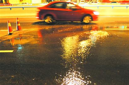 四川路高架惊现200米臭河没过脚踝 6古力同时冒溢 四川路高架惊现200米臭河没过脚踝 6古力同时冒溢