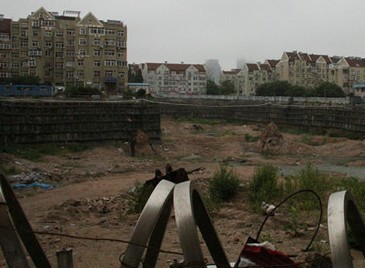 湛山广场挖地基房屋裂缝 台风过境居民出门躲