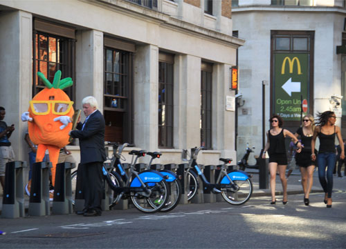 奥运惊现“美女打劫团” 疑似伦敦市长火炬被抢