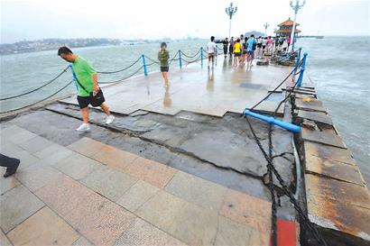 青岛栈桥桥面上千块石板被卷入大海 完成整修需10天