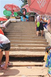 青岛栈桥桥面上千块石板被卷入大海 完成整修需10天