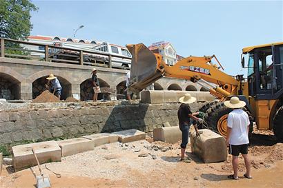 青岛栈桥桥面上千块石板被卷入大海 完成整修需10天