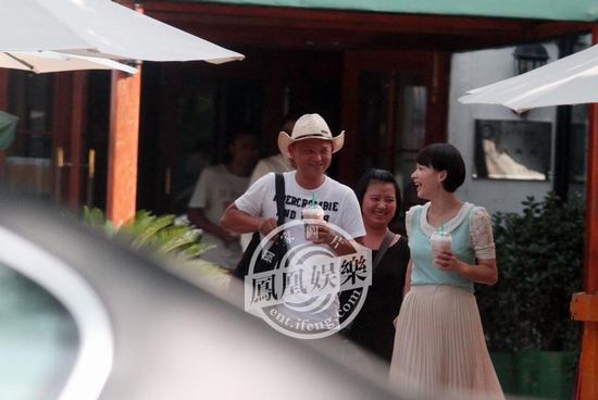 姚芊羽与异性友人喝咖啡 当街大笑不顾形象