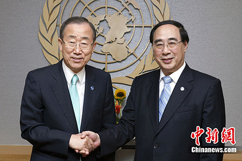 中国资深外交官吴红波6日在纽约联合国总部宣誓就任联合国负责经济和社会事务的副秘书长。图为宣誓就职仪式结束后，潘基文与吴红波合影。中新社发