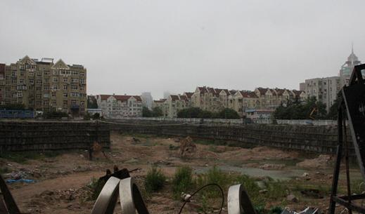 青岛湛山广场挖地基致房屋裂缝 台风过境居民出门躲