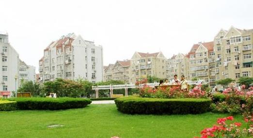 青岛湛山广场挖地基致房屋裂缝 台风过境居民出门躲