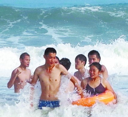 青岛石老人浴场大浪吞噬父子 父亲失踪13岁儿子死亡