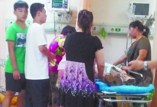 青岛石老人浴场大浪吞噬父子 父亲失踪13岁儿子死亡