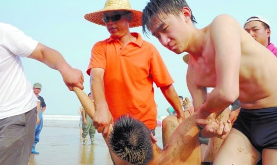 青岛石老人浴场大浪吞噬父子 父亲失踪13岁儿子死亡 青岛石老人浴场大浪吞噬父子 父亲失踪13岁儿子死亡