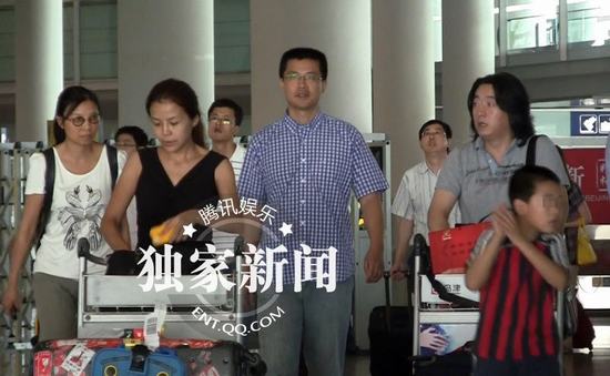 主持人朱迅携儿子回京 素颜显疲态