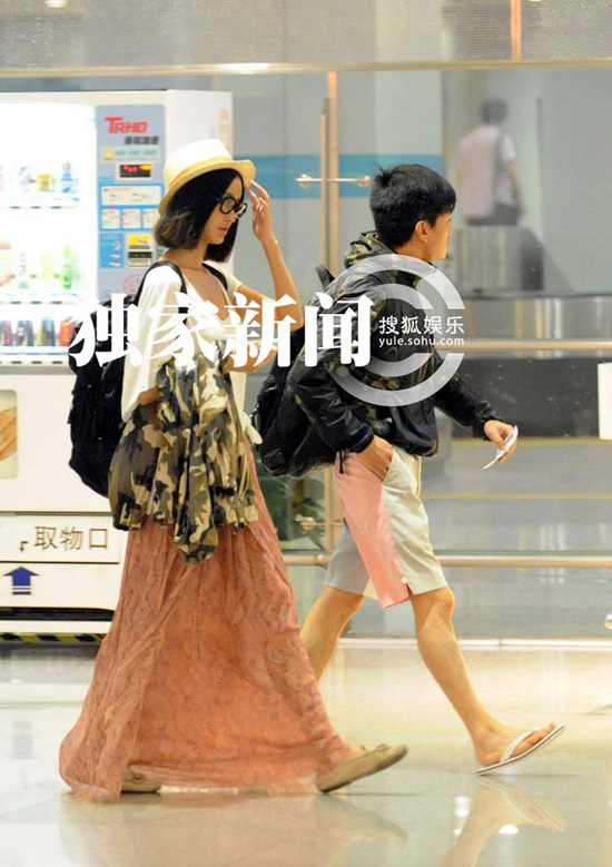 张歆艺杨树鹏牵手返京 深夜同回公寓疑同居