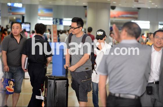 42岁刘若英携富豪老公回京被拍 夫妻全程无交流