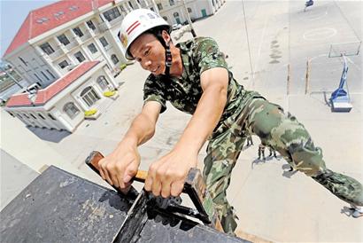 青岛消防钢铁侠:10秒爬4层楼三伏穿棉袄 火海除炸弹