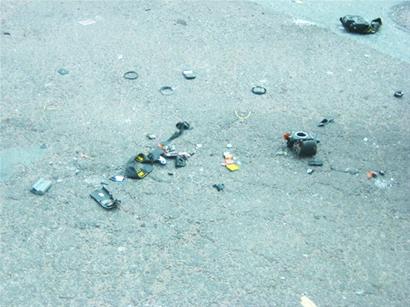 青岛狂躁男狂扔数台万元相机 手机电熨斗哑铃扔一街