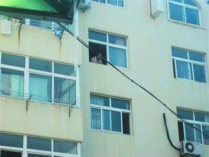 青岛狂躁男狂扔数台万元相机 手机电熨斗哑铃扔一街 青岛狂躁男狂扔数台万元相机 手机电熨斗哑铃扔一街