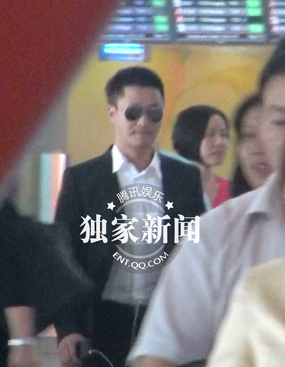 吴京与女主播机场搂肩秀恩爱 驾豪车同返爱巢