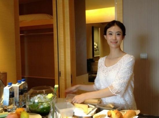 兽兽翟凌自曝素颜做饭照