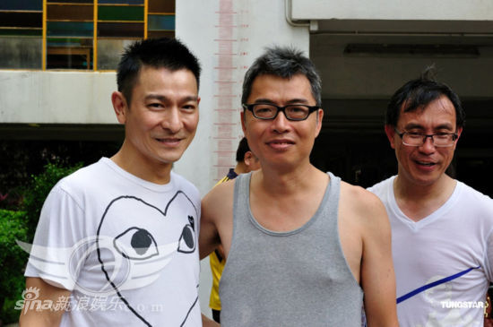 德华与昔日同学合影