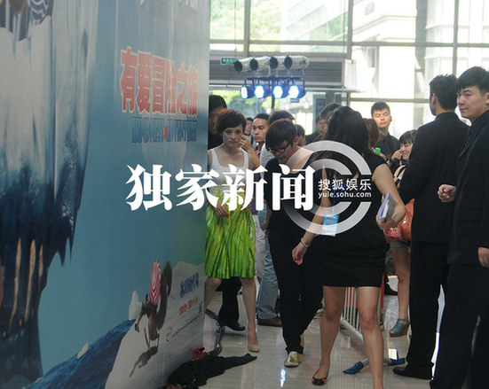 孙俪甄嬛身份附身排场大 获威猛女保镖保驾