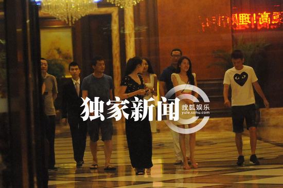 王菲赴法庆生 李亚鹏偷闲会友独自泡吧