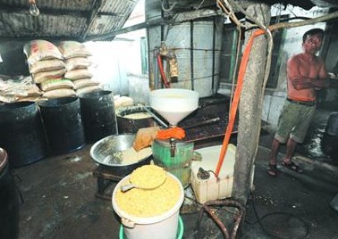 香豆腐加工环境令人作呕 脏手直接拌豆浆