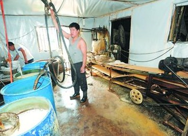 香豆腐加工环境令人作呕 脏手直接拌豆浆