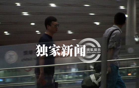 孙红雷孤单回京无人陪 墨镜遮面扮型男