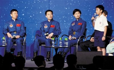 昨日，香港会议展览中心，航天员景海鹏（左二）、刘旺（左一）、刘洋（左三）等与香港学生代表对话。新华社记者 吕小炜 摄