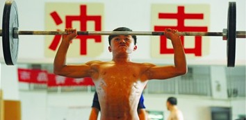 青岛举重少年:每天试举累计达上千公斤 肋骨清晰可见