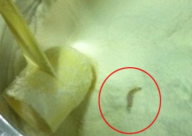 纽瑞滋奶粉喝出活虫 想要赔偿须签免责协议