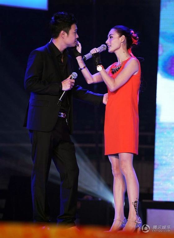 小沈阳张柏芝互搂摸脸