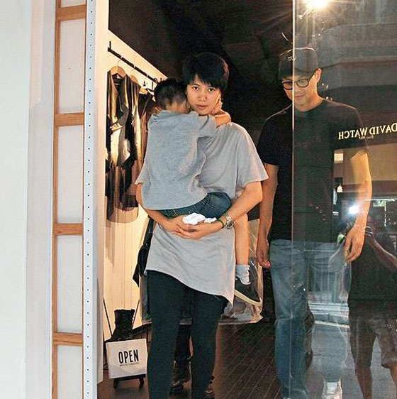 袁咏仪一家三口逛街