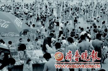 青岛浴场众生放纵照:人狗共浴 烟头酒瓶满沙滩