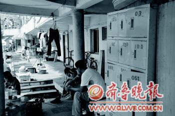 青岛浴场众生放纵照:人狗共浴 烟头酒瓶满沙滩