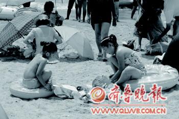青岛浴场众生放纵照:人狗共浴 烟头酒瓶满沙滩