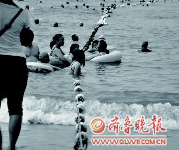 青岛浴场众生放纵照:人狗共浴 烟头酒瓶满沙滩