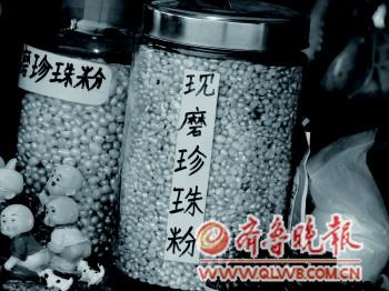 青岛浴场众生放纵照:人狗共浴 烟头酒瓶满沙滩