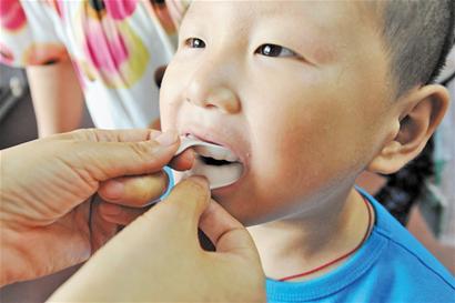 祖国的花朵们:鲍鱼喂出3成小胖墩 龋齿贫血包皮很突出