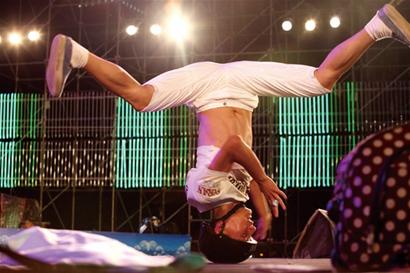 刘老根大舞台爆笑亮相啤酒节 二人转风味嗨翻全场