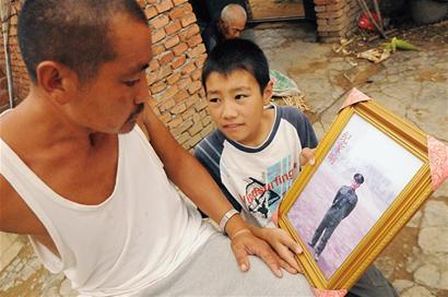 13岁少年独力照顾患病爷爷奶奶瘫痪爸爸 5岁起洗衣做饭