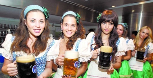 德国酒娘风情万种力气酒量堪比爷们 入选门槛如空姐