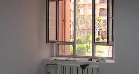 青岛中南世纪城物业变悍匪打砸业主门头 20人破窗而入 青岛中南世纪城物业变悍匪打砸业主门头 20人破窗而入