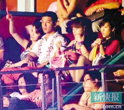 贾静雯前夫与女模包厢偷欢