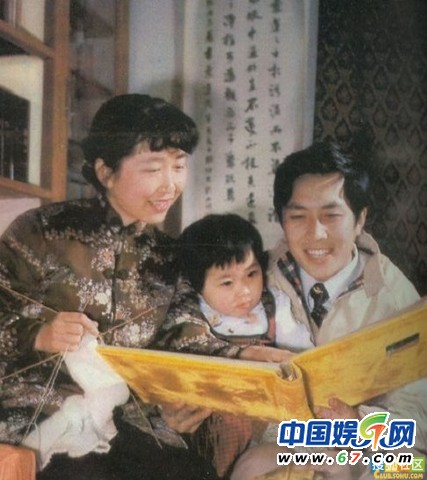 唐国强罕见全家福