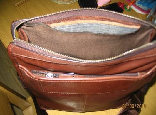 梦芭莎皮包不到俩月里衬开裂 做工差用胶黏连