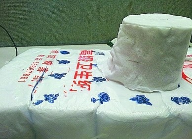 劣质餐巾纸流向小餐馆消夜摊 由旧书漂白而成